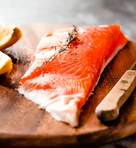 Raw salmon fillets pepper salt dill lemon and rosemary on a wood — Stock Photo, Image