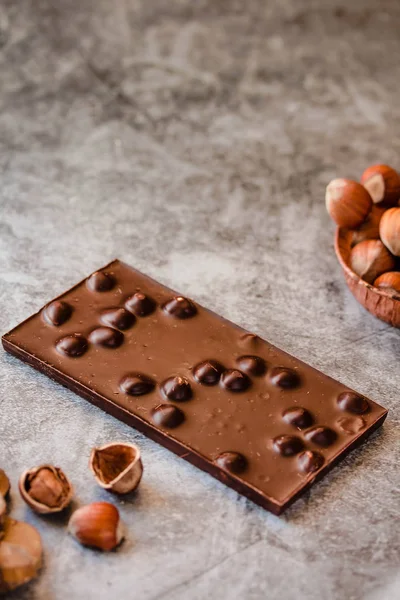 Hemlagad hasselnöt chokladkaka. Nötter och choklad bakgrund. — Stockfoto