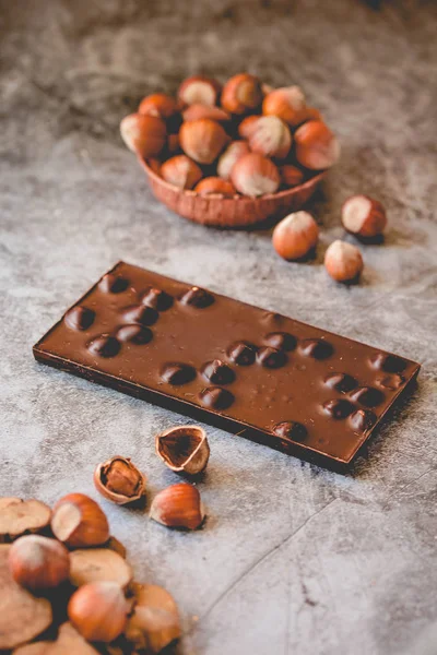 Hemlagad hasselnöt chokladkaka. Nötter och choklad bakgrund. — Stockfoto