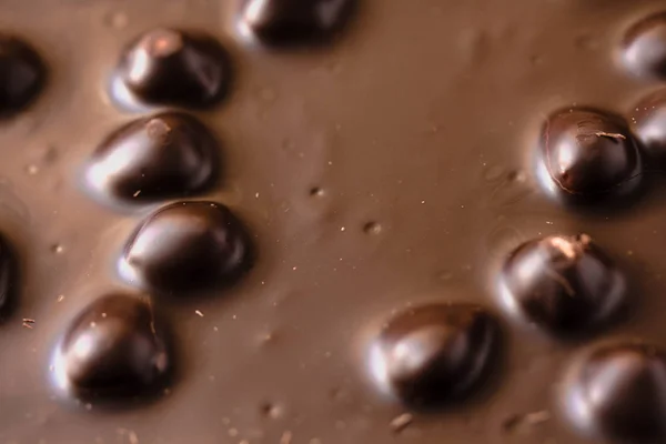 Шоколад на фоне орехов — стоковое фото