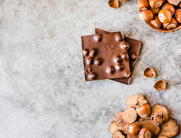 Hasselnöt chokladkaka. Nötter och choklad bakgrund. Ingrediens — Stockfoto