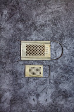 Gri arka planda metal rendeler. Kopya alanı, üst görünüm. 