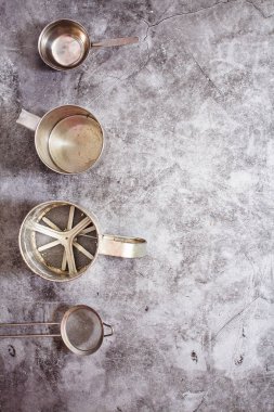 Yemek pişirmek için metal bardaklar. Mutfak eşyaları. Çevre dostu Zero wast