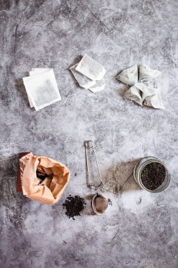 Metal termos ve çay infuser. Bir kavanoz ve bir kağıt ba siyah çay