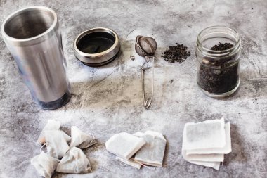 Piramit ve dikdörtgen şeklinde çay poşeti gri backgr üzerinde ayarlanmış mock up