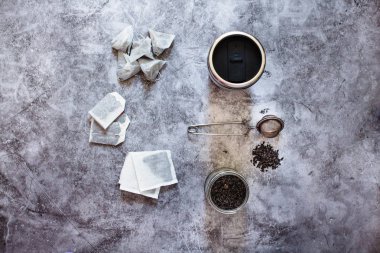 Piramit ve dikdörtgen şeklinde çay poşeti gri backgr üzerinde ayarlanmış mock up