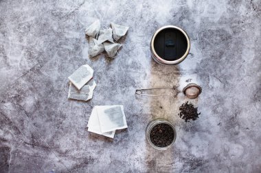 Piramit ve dikdörtgen şeklinde çay poşeti gri backgr üzerinde ayarlanmış mock up