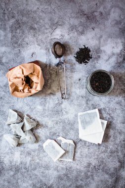 Piramit ve dikdörtgen şeklinde çay poşeti gri backgr üzerinde ayarlanmış mock up