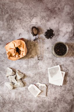 Piramit ve dikdörtgen şeklinde çay poşeti gri backgr üzerinde ayarlanmış mock up