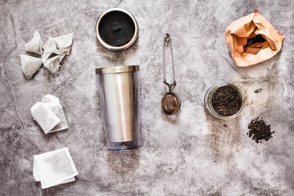 Metalen Thermos en thee-infuser. Zwarte thee in een pot en een papieren ba — Stockfoto