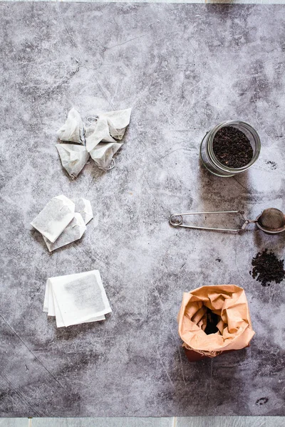 Metalen Thermos en thee-infuser. Zwarte thee in een pot en een papieren ba — Stockfoto