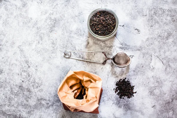 Metalen Thermos en thee-infuser. Zwarte thee in een pot en een papieren ba — Stockfoto