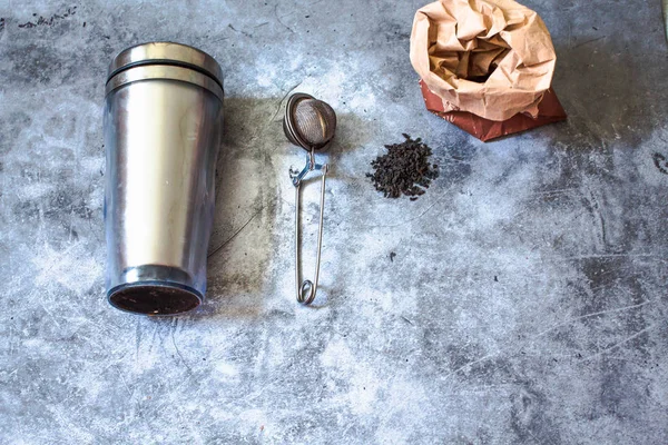 Metalen Thermos en thee-infuser. Eco vriendelijke Zero Waste plastic FR — Stockfoto