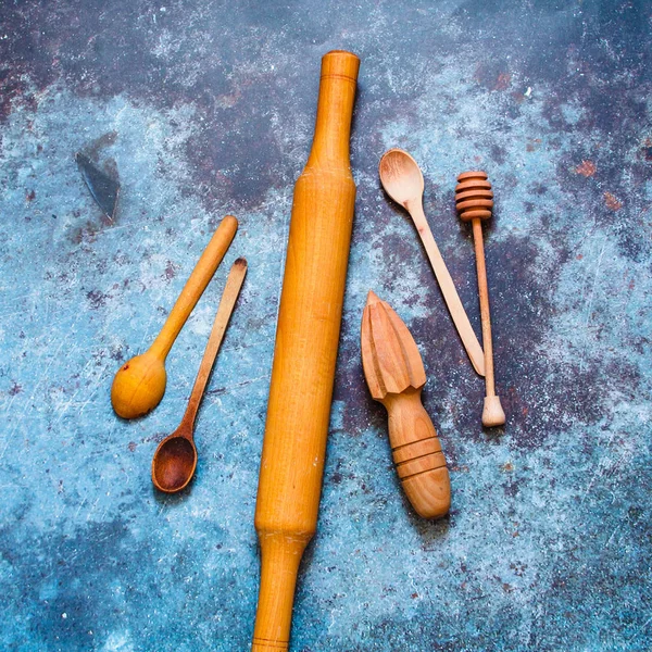 Utensílios de cozinha de madeira no fundo azul. Conceito sust — Fotografia de Stock