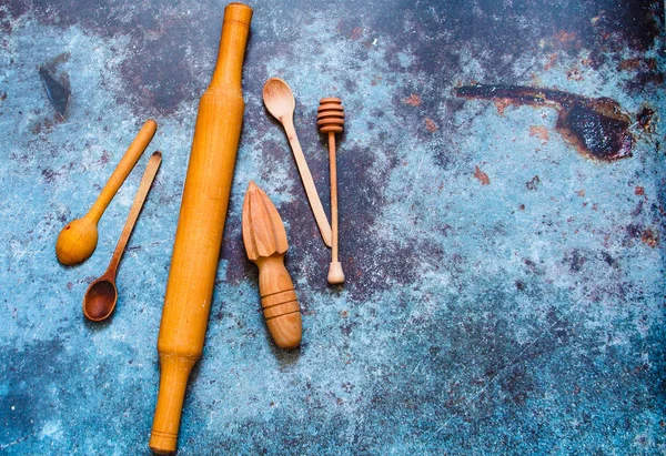 Utensílios de cozinha de madeira no fundo azul. Conceito sust — Fotografia de Stock