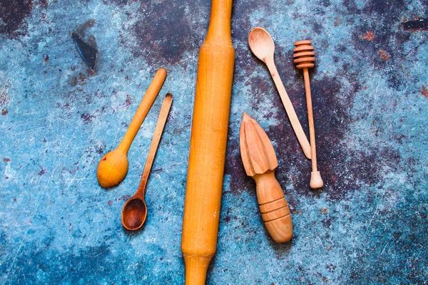 Utensílios de cozinha de madeira no fundo azul. Conceito sust — Fotografia de Stock