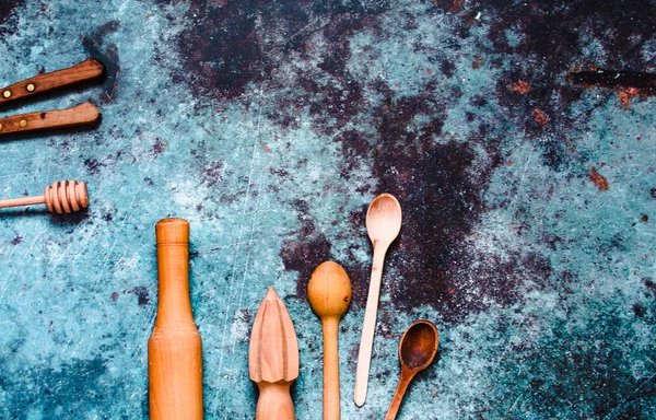 Fából készült konyhai edények kék háttérrel. Koncepció megalkotására — Stock Fotó