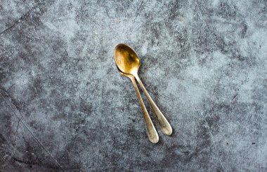 gri arka planda Nikel gümüş çay kaşığı