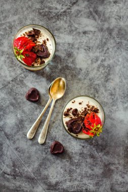 Tatlı vanilya Panna Cotta ile taze çilek üzerinde Gray artalan