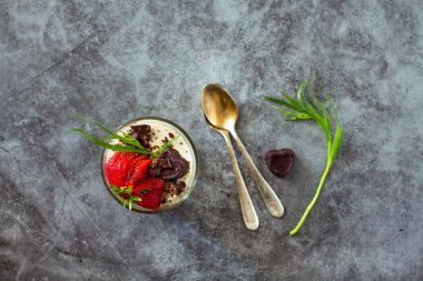 Panna cotta tatlı ile çilek ve Taron üzerinde Vintage gr