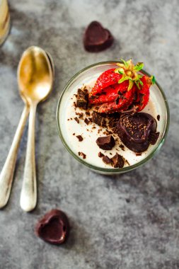Çikolata taze çilek ile Vegan tatlı vanilya panna cotta o