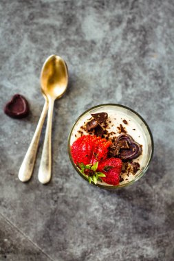 Tatlı vanilya Panna Cotta ile taze çilek üzerinde Gray artalan