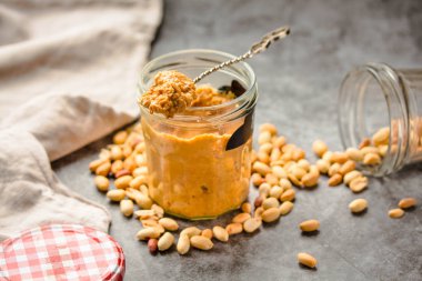 Jar ve kaşık ve dağınık fıstık taze fıstık yayıldı gr