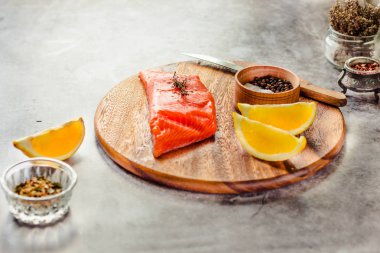 Biberiye ve biberiye ile Tuzlu füme çiğ somon Dilimleri
