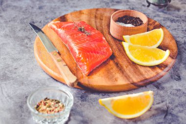 Biberiye ve biberiye ile Tuzlu füme çiğ somon Dilimleri