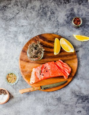 Somon çiğ, otlar ve limon ile kırmızı balık biftek. Üstte görüntü.