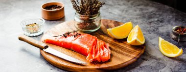 Somon çiğ, otlar ve limon ile kırmızı balık biftek. Seçici odaklama