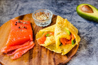 Plaka üzerinde kırmızı balık ile ince krep, üst vie