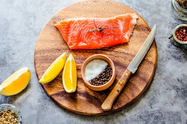 Slices of Salted smoked raw salmon with peppercorns and rosemary — Stock Photo, Image