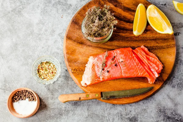 Salmon raw, red fish steak with herbs and lemon. Top view. — Stock Photo, Image
