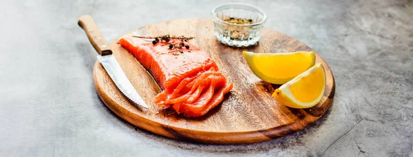 Salmon raw, red fish steak with herbs and lemon. Selective focus — Stock Photo, Image