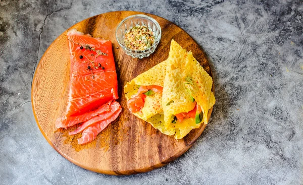 プレート上の赤い魚と薄いパンケーキ, トップヴィー — ストック写真