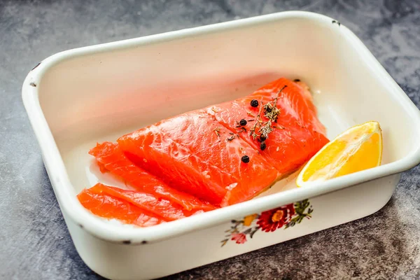 Raw salmon steaks with pepper corns, salt, lemon and olive oil i — Stock Photo, Image