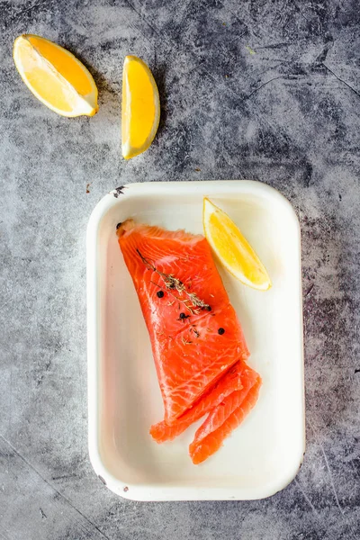 Rauwe zalm steaks met peperkorrels, zout, citroen en olijfolie i — Stockfoto