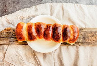 Ahşap masa ve whi üzerine doldurma ile Rus geleneksel köfte