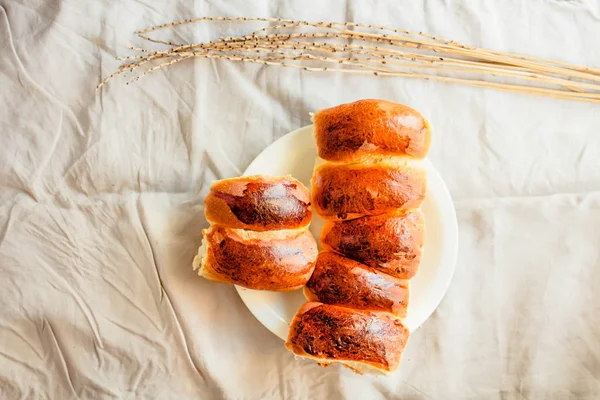 Patatas tradicionales rusas con relleno en escritorio de madera y whi — Foto de Stock