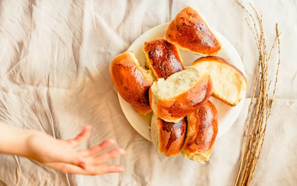 Galettes traditionnelles russes avec farce sur bureau en bois et whi — Photo