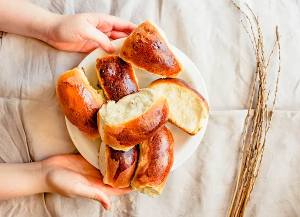 Junge Frau hält frisch russische traditionelle Patties in der Hand — Stockfoto