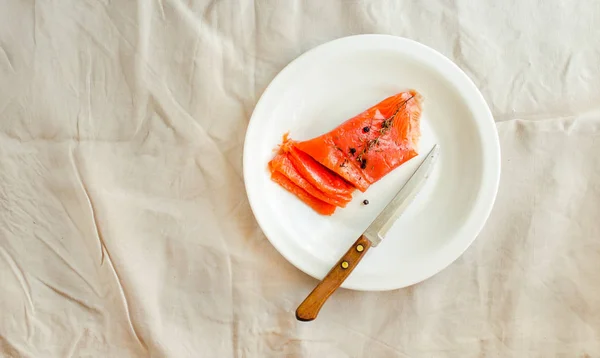 Лосось сырой, красная рыба стейк с папером и травы для суши саши — стоковое фото