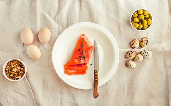 Sal Salmom con huevos de codorniz, frutos secos y aceituna. Vista superior. Paleo muere. — Foto de Stock