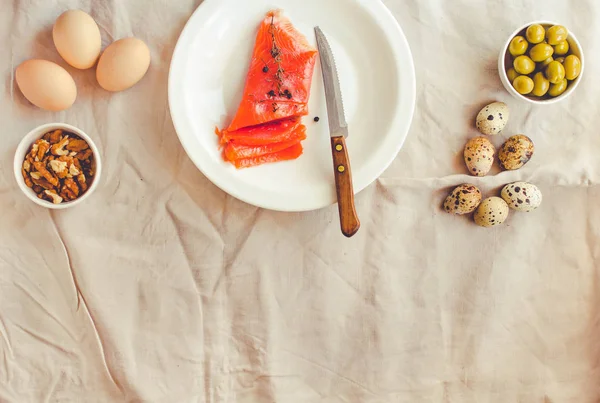 Sal Salmom con huevos de codorniz, nueces y aceituna en una lengüeta de lino blanco — Foto de Stock