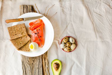 Bıldırcın yumurtası, avokado ve karabuğday gl ile tuzlanmış kırmızı balık somonu.