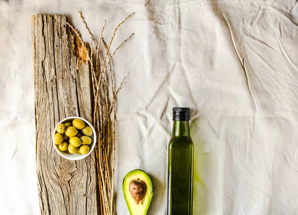 Aceite de aguacate virgen extra en una botella de vidrio verde. Productos de campo — Foto de Stock