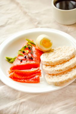 Yumurta ve pirinç keki ile tuzlu çiğ balık filetosu dilimleri. Seç