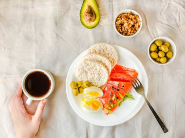 Genç bir kadının yemek molası verdiği yakın çekim. Yüksek protein ve l
