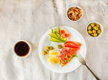 Omega-3 'lü ürünler sağlıklı saçlar ve cilt için iyidir. Paleo diyeti